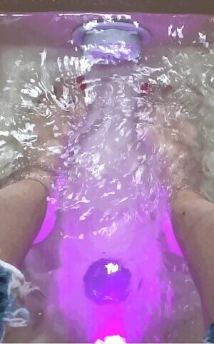 Thought you might like to see my feet in the bath :) DMs open for custom requests!