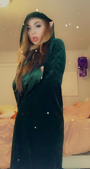 Got my new cape in! This is gonna help with so many outfits! 💋🖤