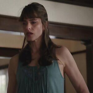 Amanda Peet topless plot in 'Togetherness' S1E2
