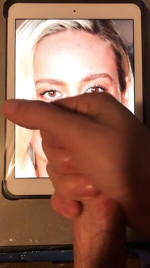 Giving Brie Larson a thick dropping