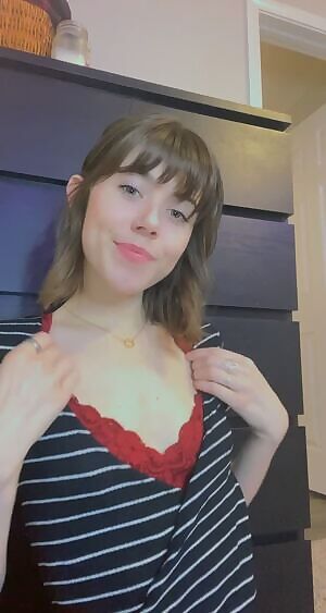 Be honest.. how many horny guys do you think will watch me play with my tiny tits today?! 😇