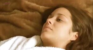Marion Cotillard stripped