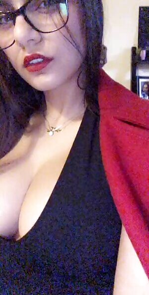 Mia Khalifa - black dress