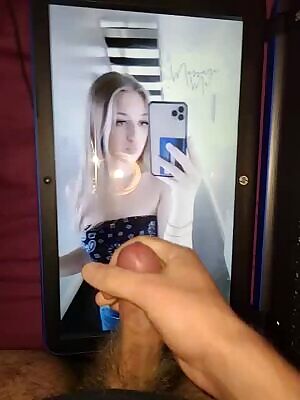 Hot to see Holly get a nice big load 💦🤤