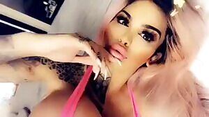 The perfect bimbo 😍😍