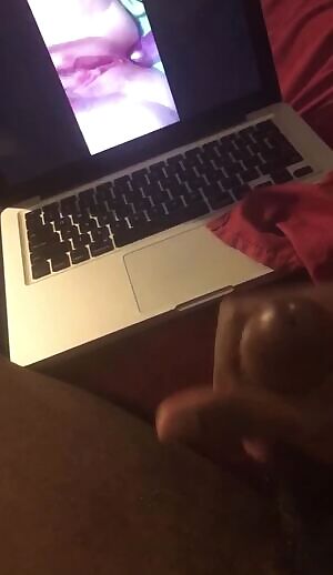 He sent me a video of him cumming to me😍