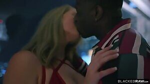 Hot late night hook up for Mia