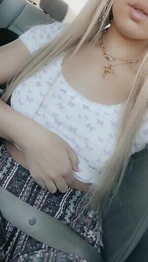 Flashing my tits during a car ride to the mall 🚘👀