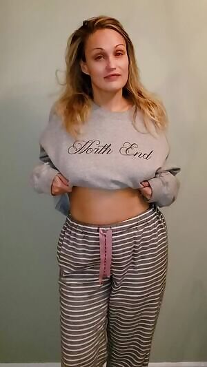 Droppin' boobies for Saturday night 😘