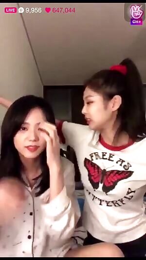 Blackpink - Jennie pinning Jisoo to the wall