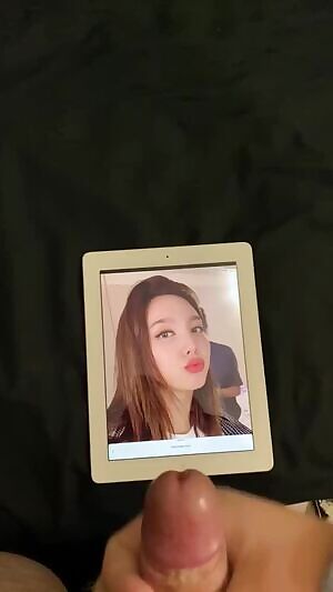 Nutting on Nayeon for you kpop fans